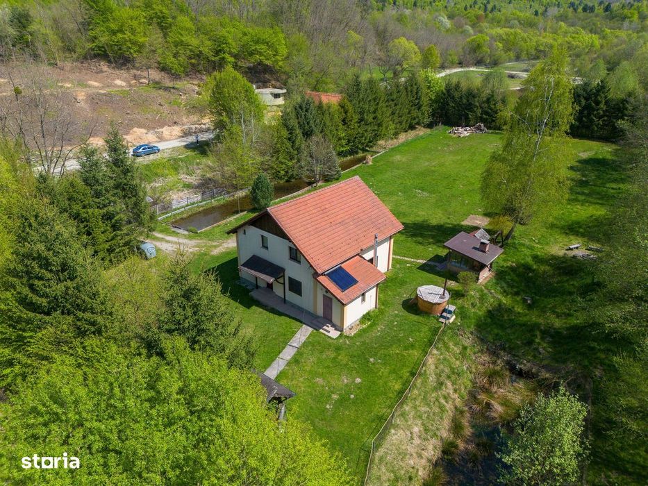 Casa de vacanta de vanzare in zona turistica