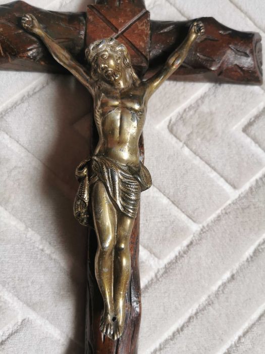 Crucifix din lemn cu corpul lui Isus Hristos din metal alama sau bronz