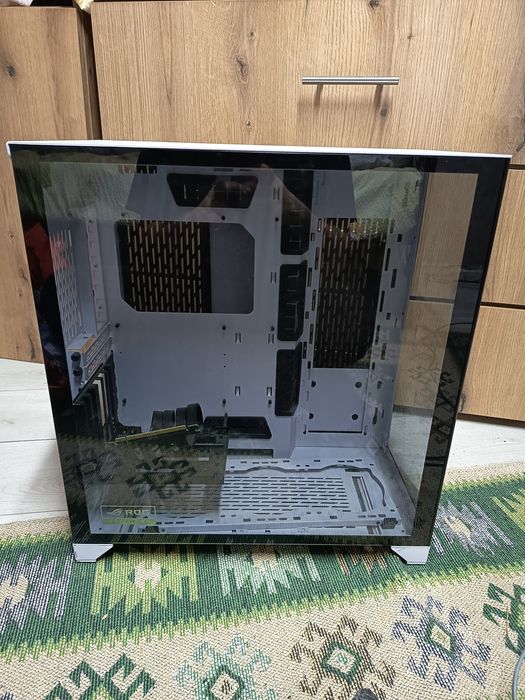 Carcasă PC ASUS ROG cu panou lateral din sticlă – design premium