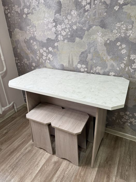 Стол + 4 табуретки