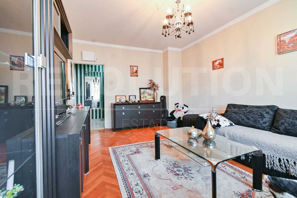 Тристаен апартамент в ж.к. Дружба 1