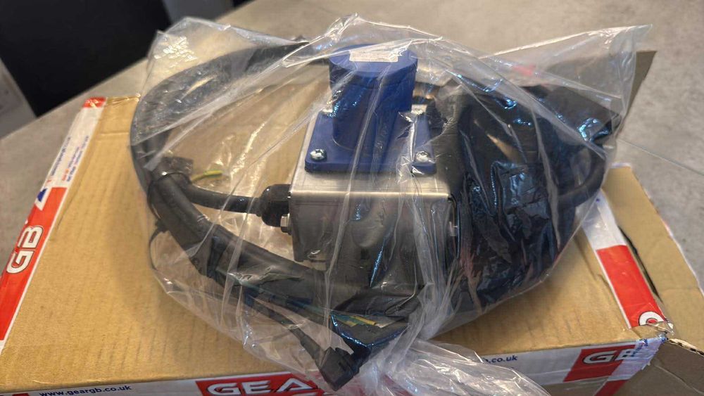 Продава се паралелен кабел за генератори Honda еи20i / еи22i