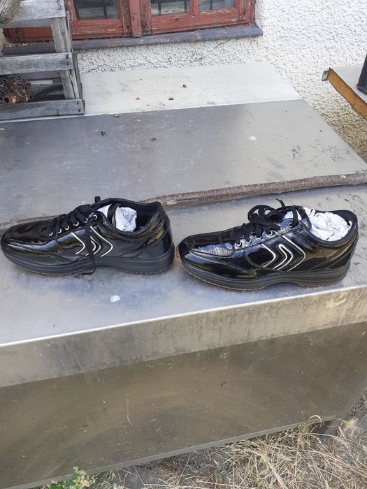 Pantofi noi cu eticheta