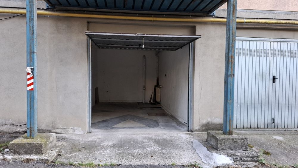 Vand garaj in Gruia cu Mercedes Benz