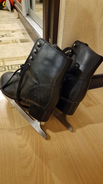 Фигурные черные коньки 39-40