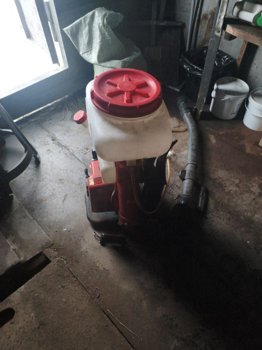 Бензиновый опрыскиватель.