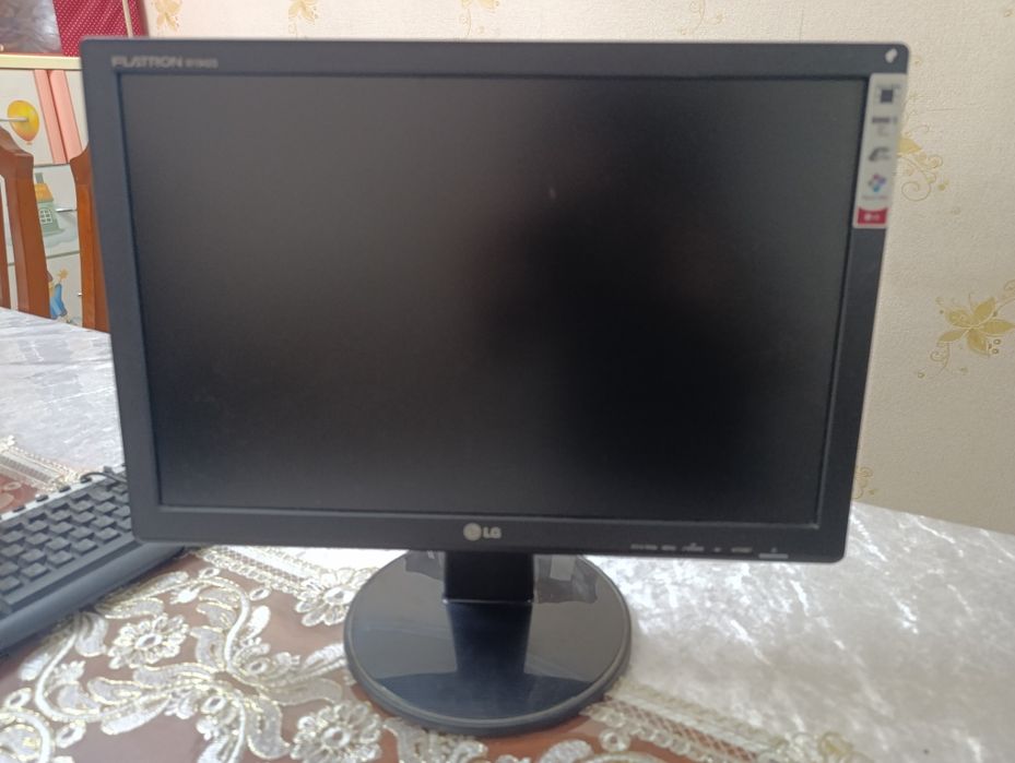 Monitor sotiladi srochna