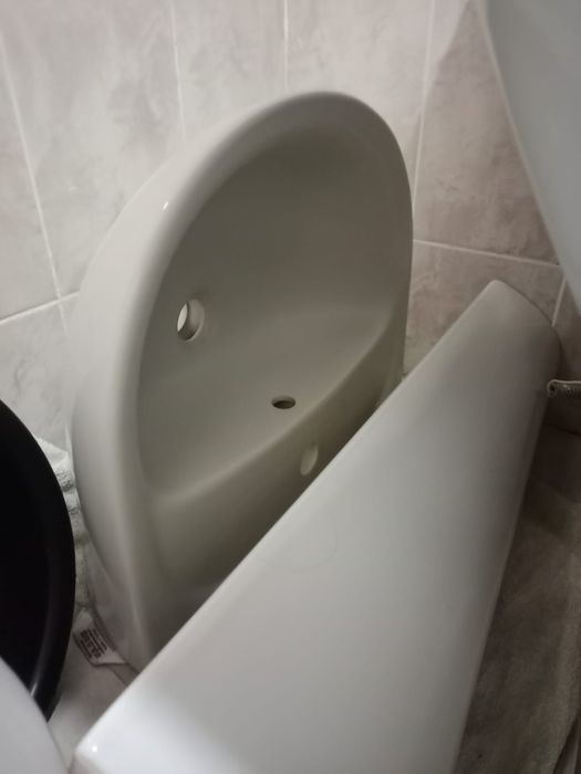 Раковина с пьедесталом.