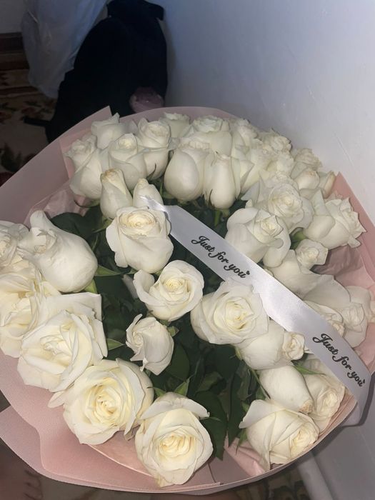 51 белые розы продается