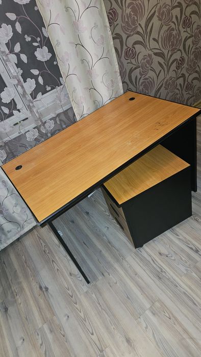 Письменный стол с тумбочкой