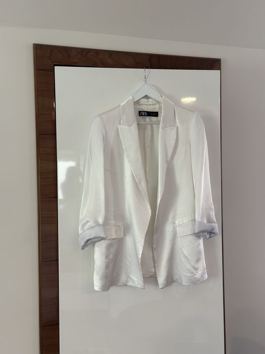 Сатенен бял блейзър Зара