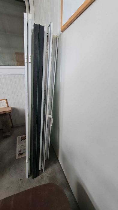 PVC дограма - 330 см./143 см., 4 прозореца - 2 отваряеми, 2 комарника - нови, 1 алуминиева дъска