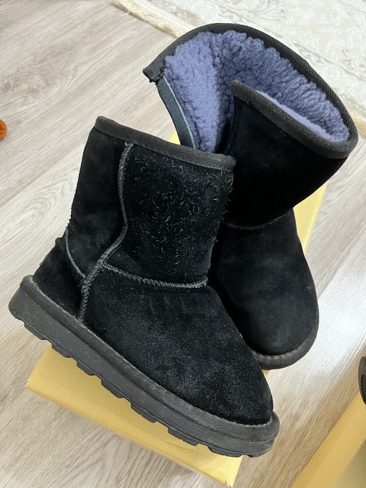 Продам зимние угги