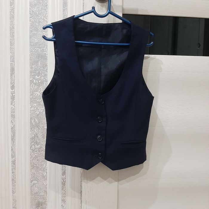 Продам жилет для девочек