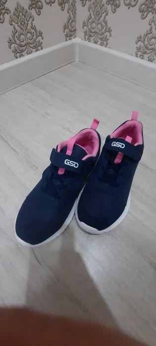 Продам кроссовки 39 р