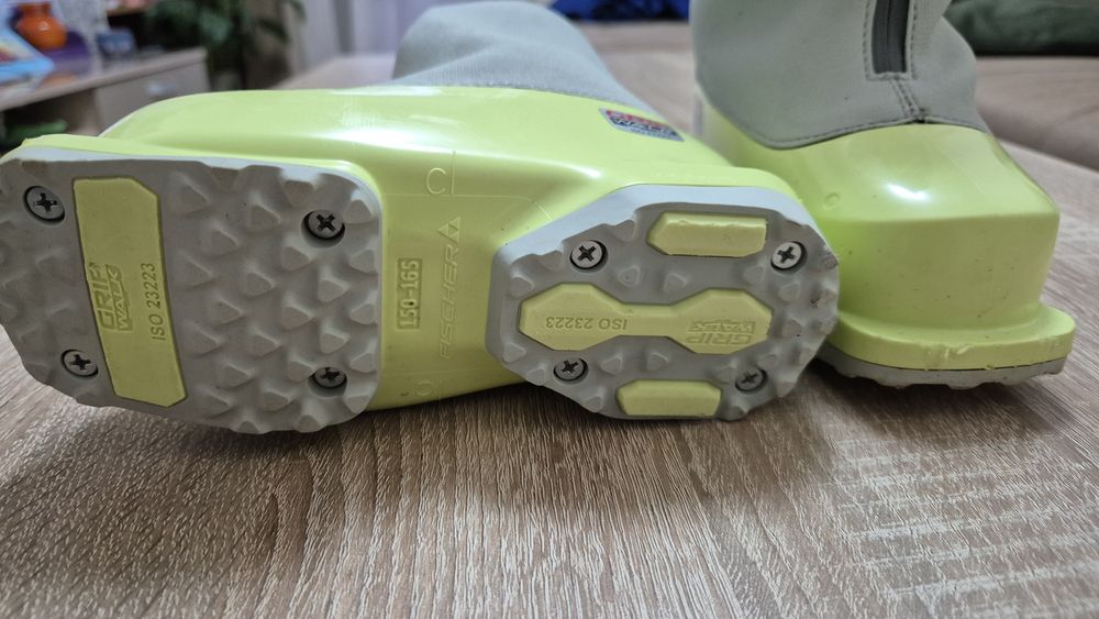 Vând clapari de schi pentru copii *Fischer One*, mărimea *25*