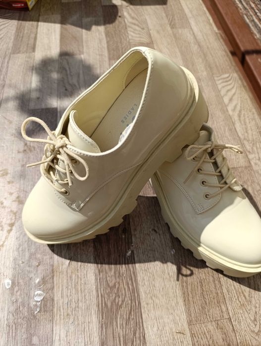 Обувки носени само няколко пъти, като нови. 39 номер са обувките.