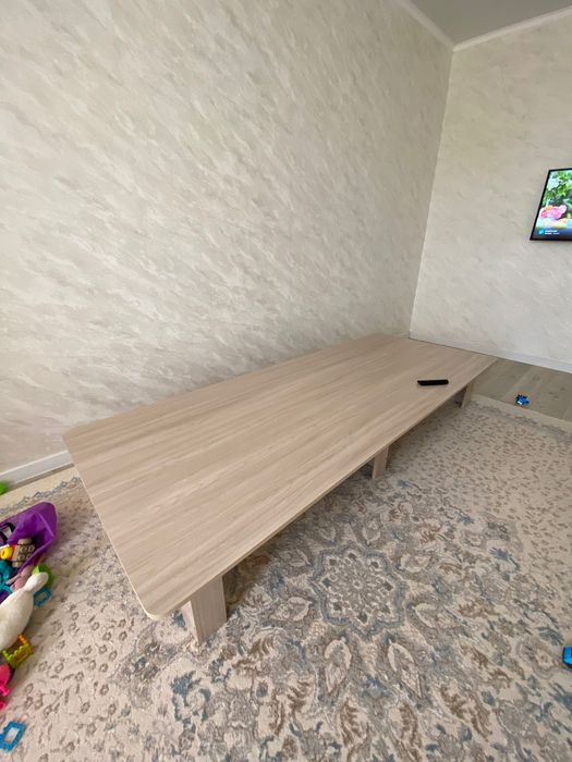 Продаётся прочный деревянный стол