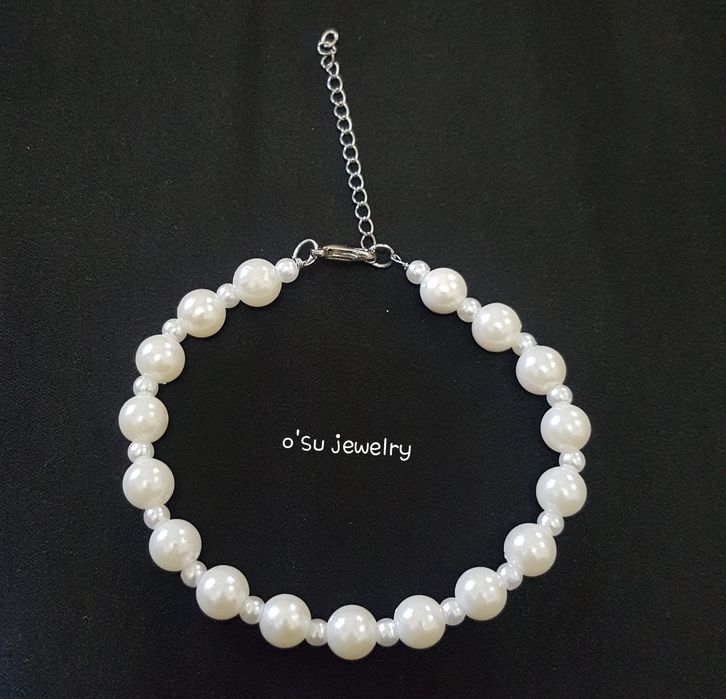 Aksesuar Pushti va oq rangidan bor