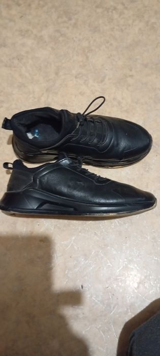 Кроссовки женские