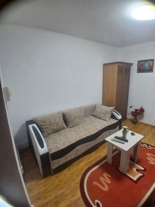 Închiriez garsoniera