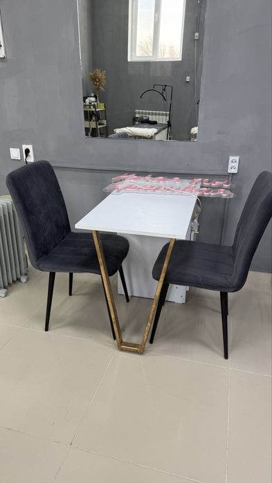 Маникюрный стол со стульями