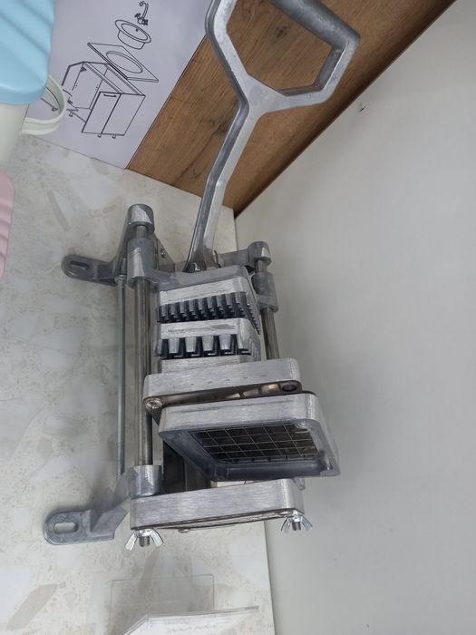 Fri va sabzi tug'riydigan aparat sotiladi