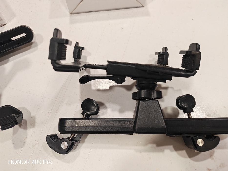 Продавам две стойки за таблет за задна седалка