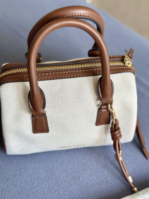 Дамска чанта CHARLES & KEITH