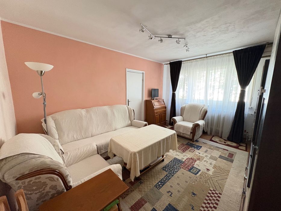 Vând apartament cu 3 camere, semidecomandat, zona Circumvalatiunii