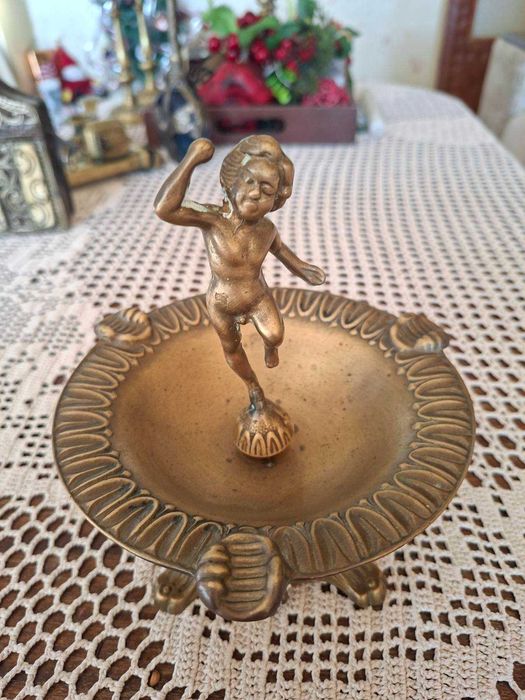 Масивен античен бронзов пепелник