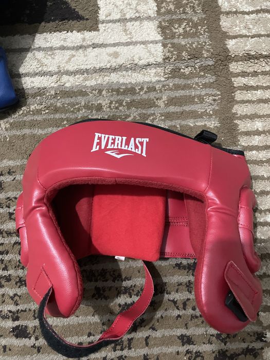 Продаю шлем и перчатки для бокса