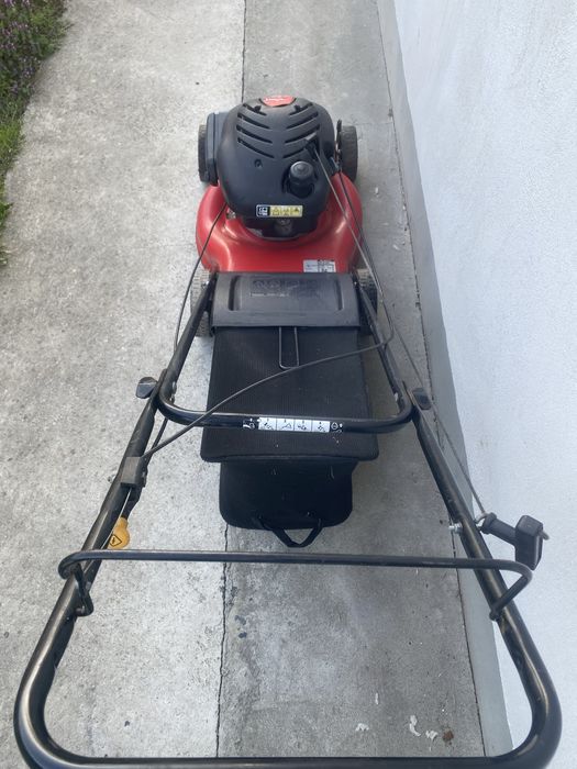 Masina de tuns iarba pe benzina