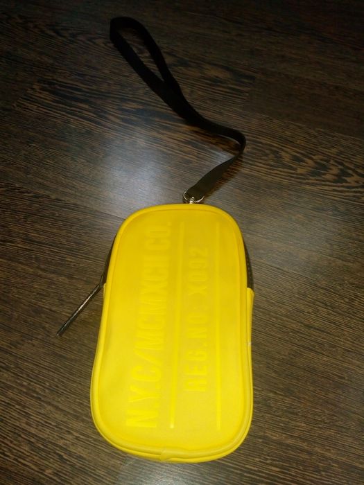 Нова жълта вертикална чанта за смартфон за врата