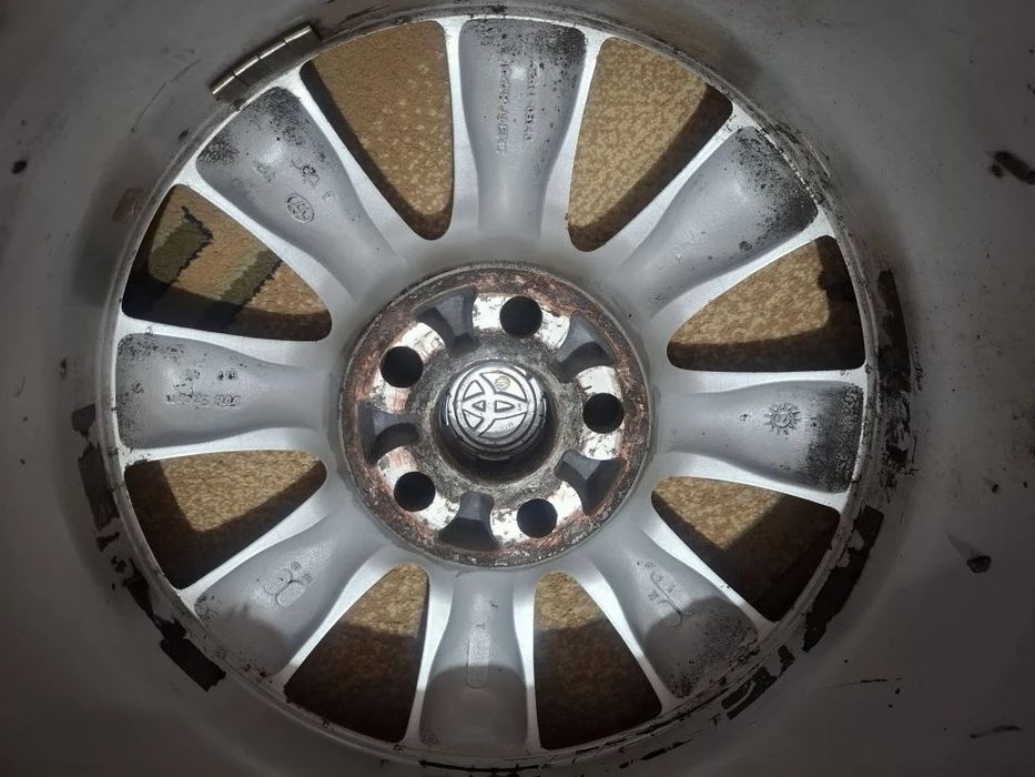 Продам оригинальные диски TOYOTA AVENSIS R16