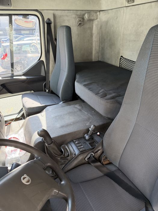 Camion Basculabil cu macara