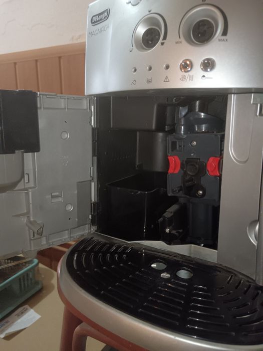 Vând aparat de cafeaDe'Longhi Magnifica  modelul ESAM 4200 defect