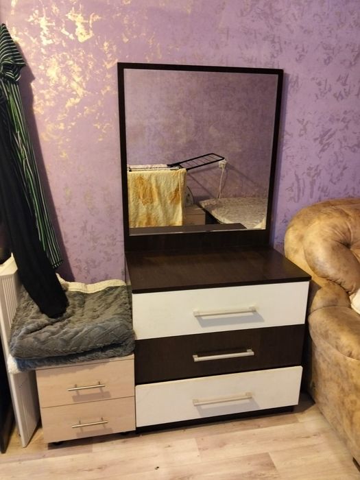 Комод с зеркалом. 15.000