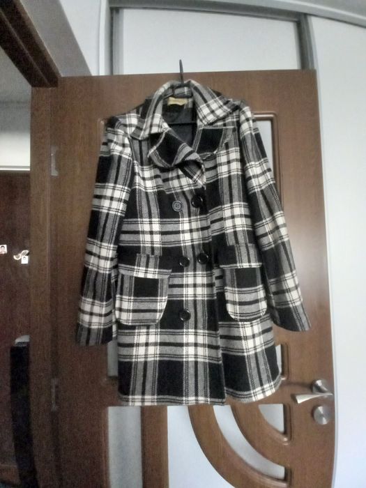 Palton în carouri alb și negru