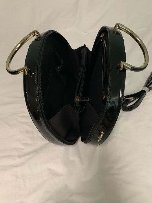 Дамска лачена кръгла чанта