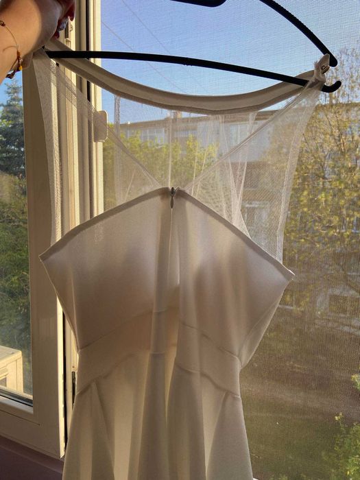 Бяла официална рокля