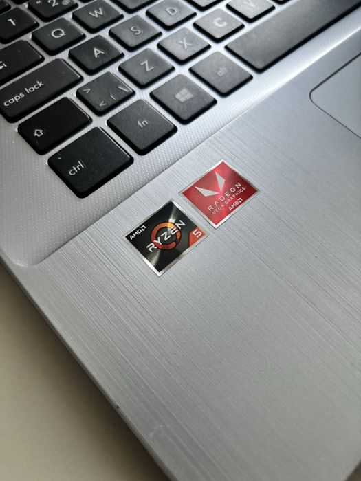 Asus Vivobook 15•Ryzen 5• 8gb ram• 15” infinity edge• SSD