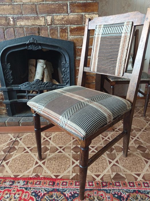 Стул темное дерево, обшивка ткань