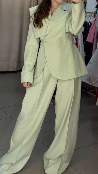 Срочно продаю стильный костюм-двойку фисташкового цвета!