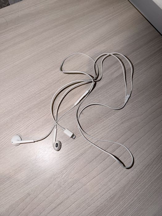 Оригинальные Apple EarPods проводные — шли в комплекте с iPhone
