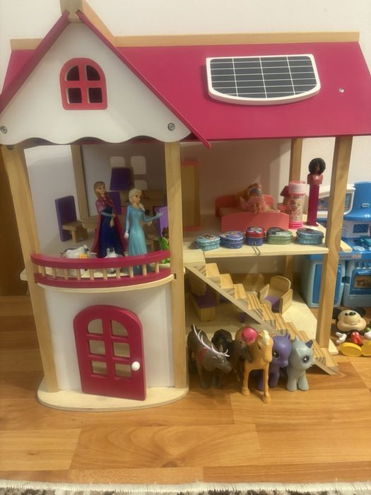 Дървена къщичка за кукли