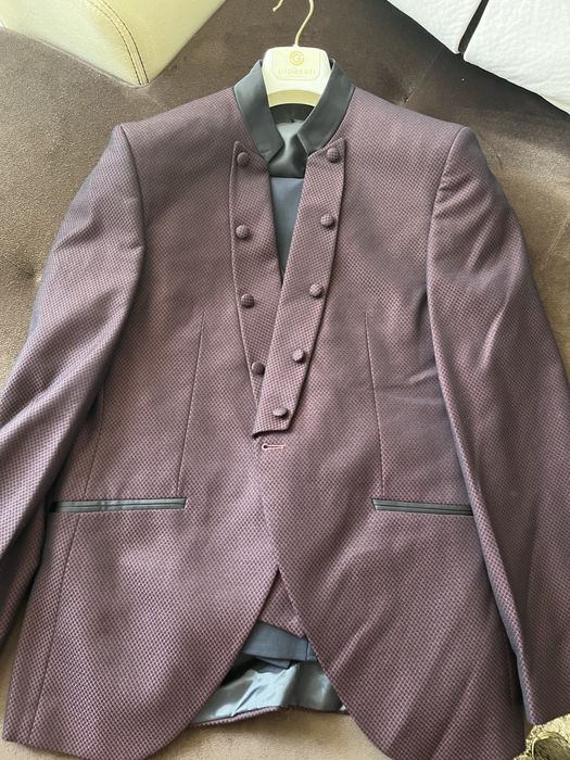 Абитуриентски костюм