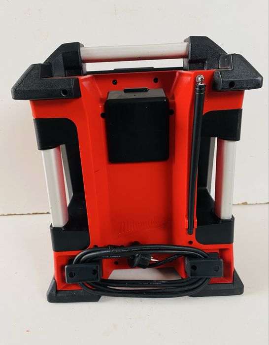 Milwaukee radio de santiee si incarcator M 18  RC