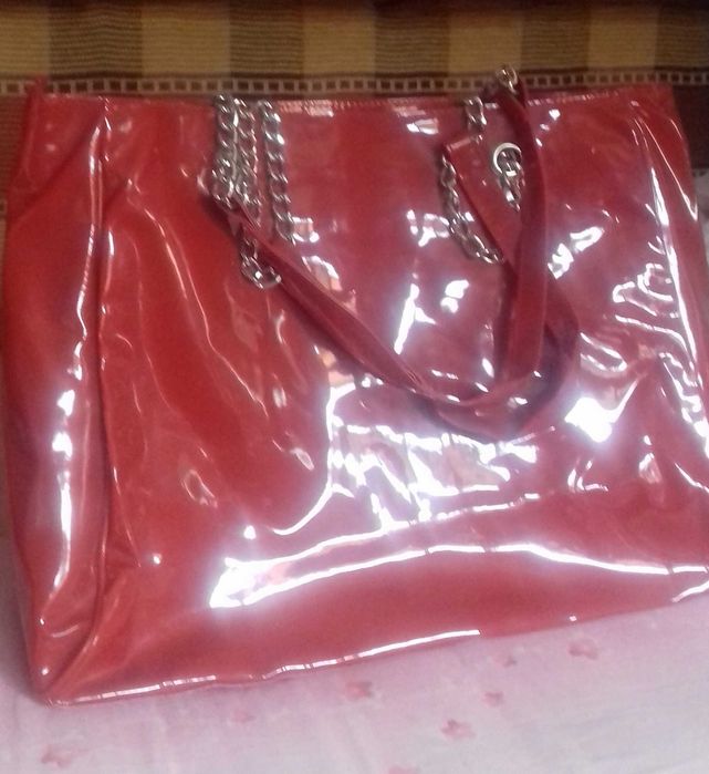 • Vând geantă H&M, rosie