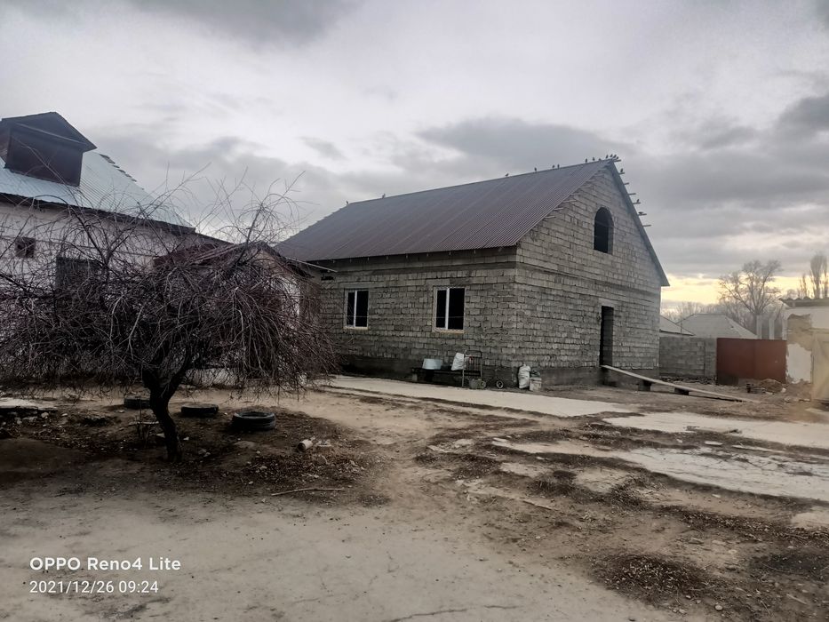 Екі үй сатылады бір участкеде